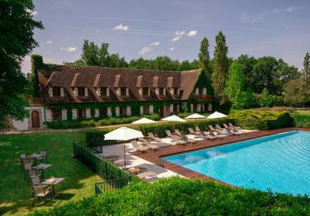 Vue sur la piscine de l'Auberge des Templiers, hôtel de charme proche de Paris