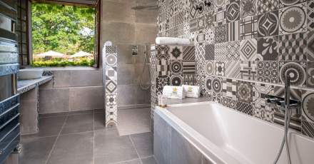 Salle de bain de luxe à l'Auberge des Templiers proche de Paris