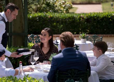 Les clients à la terrasse du restaurant étoilé Michelin de l'Auberge des Templiers