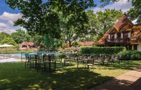 Le parc verdoyant et fleuri de l'hôtel workation l'Auberge des Templiers autour de Paris