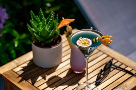 Cocktail sur la terrasse de l'Auberge des Templiers, hôtel de charme proche de Paris