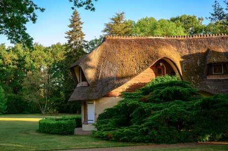 Toit de chaume de l'Auberge des Templiers, hôtel 5 étoiles proche de Paris